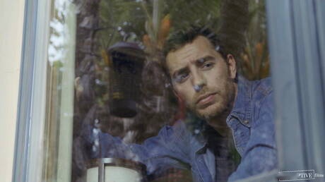 Der nette Amerikaner Carter Woods und der junge Theo Brady haben eine heiße Pärchenszene im Freien