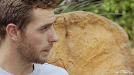 Der nette Amerikaner Carter Woods und der junge Theo Brady haben eine heiße Pärchenszene im Freien