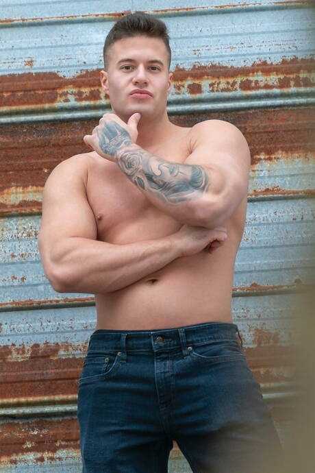 French otter Olivier Robert and canadian hunk Clark Delgaty have a good sex outdoor