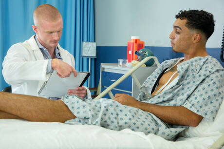 Zwei gut gebaute amerikanische Typen, Amone Bane und Otter Brody Fox, haben eine heiße Paarszene