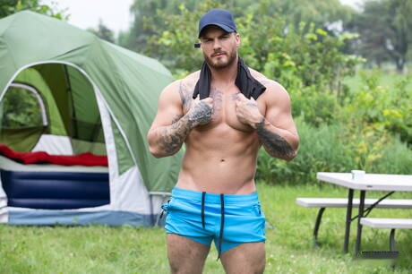 Der kanadische Rüde William Seed und Tim James haben draußen heißen Sex