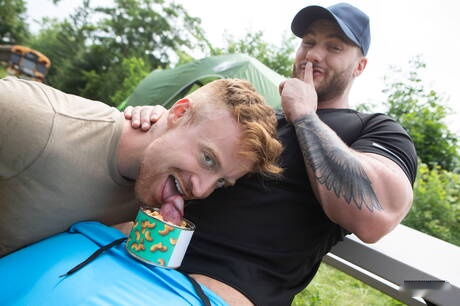 El husky canadiense William Seed y Tim James tienen sexo caliente al aire libre