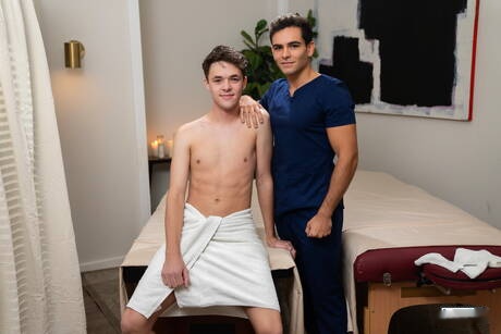 Nice american guys beefcake Damian Night and young boy Troye Dean have a good anal sex