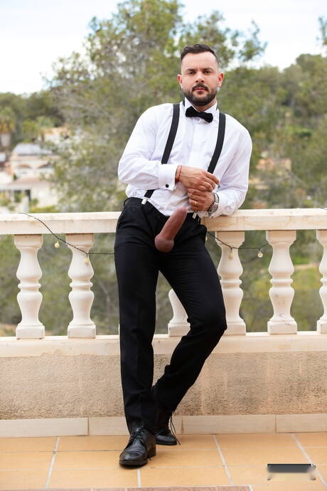 Men.com: Spanish muscular Allen King and portuguese bear Sir Peter have a hot sex outside