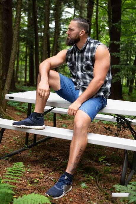 Le pornostar americane Chuck Conrad e il giovane Sam Ledger si succhiano e si scopano a vicenda all