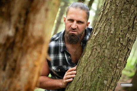 Der starke amerikanische Pornostar Chuck Conrad und der junge Sam Ledger lutschen und vögeln sich draußen gegenseitig