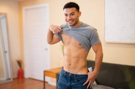 Beefy Ozzy posing naked and showing his butt