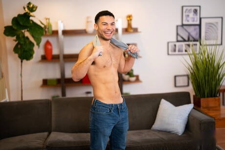 Beefy Ozzy posing naked and showing his butt