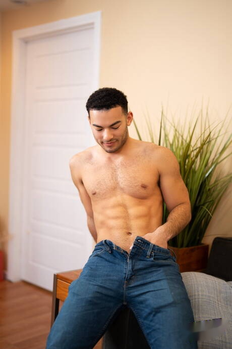 Beefy Ozzy posing naked and showing his butt