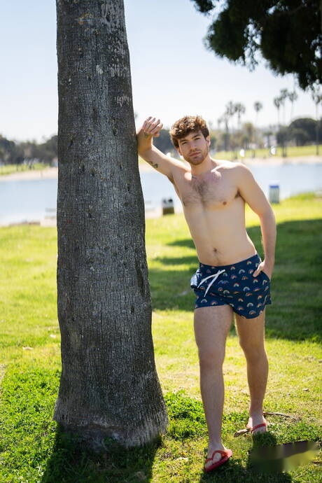 Muskularny Kieran i amerykański muskularny Carter Collins uprawiają dobry seks na świeżym powietrzu