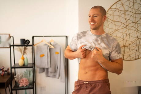 Beefcake Jason Emre and hunk Cam Crawford fuck after blowjob