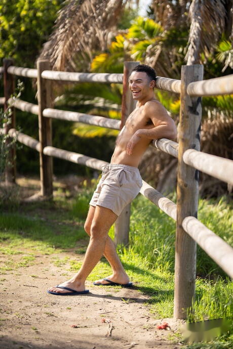 美國大力士 Brysen 和帥哥 Ozzy 在戶外吸吮陰莖後做愛