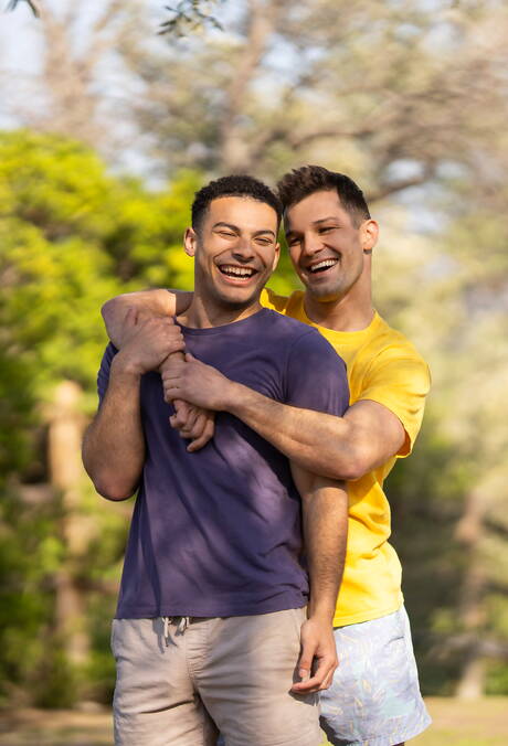 美國大力士 Brysen 和帥哥 Ozzy 在戶外吸吮陰莖後做愛