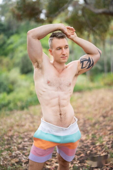 Le pote chaud Danny Steele et le mec sensuel Baxxx baisent le cul après avoir sucé une bite en extérieur