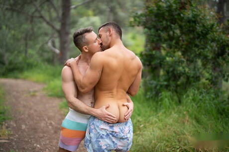 Le pote chaud Danny Steele et le mec sensuel Baxxx baisent le cul après avoir sucé une bite en extérieur