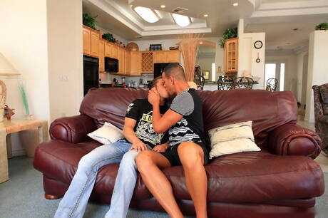 Les stars du porno américaines Austin Keyes et Rod Peterson baisent après une fellation