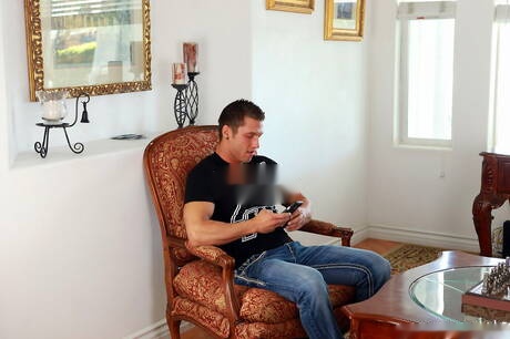 Gorący amerykański facet, przystojniak Rod Peterson i umięśniony Coda Filthy obciągają i ruchają się nawzajem