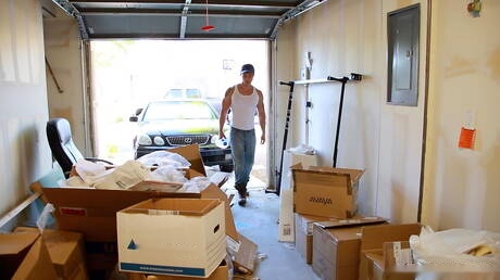 Oriental bull Peter Le having a pleasure