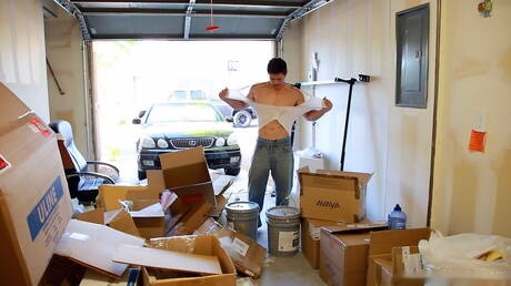 Oriental bull Peter Le having a pleasure