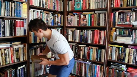 Asian bull Peter Le teasing his cock