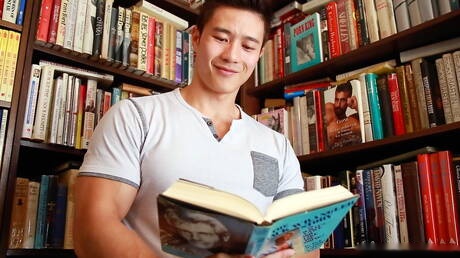 Asian bull Peter Le teasing his cock