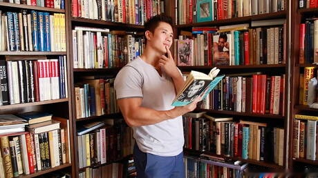 Asian bull Peter Le teasing his cock