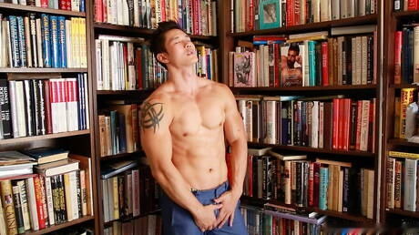 Asian bull Peter Le teasing his cock