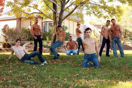 ジェシー・コルター、ピーター・レ、レオ・スウィートウッド、ダーク・ウェイクフィールド、ロビン、ブレイク・ストーン、タイソン、ドミニク・パシフィコ、マリオがプールで熱い男同士の乱交パーティーに興じる