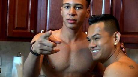El semental asiático Eli Lewis y el supersemental latino Santiago Figueroa se follan el culo después de chuparlo en la cocina