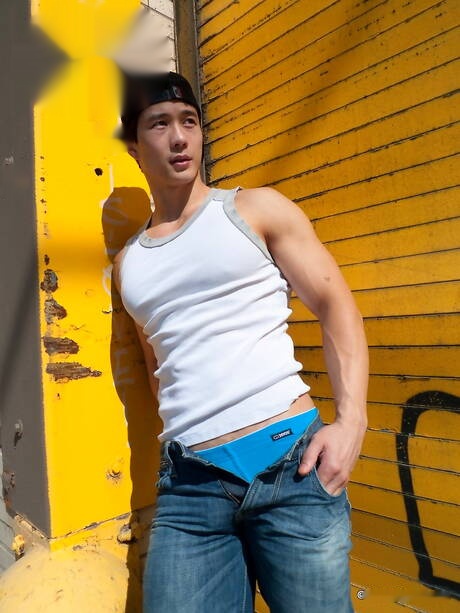Asian bull Peter Le shows a perfect body outside