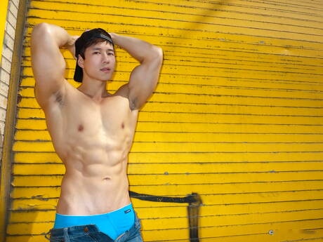 亞洲公牛Peter Le在戶外展示完美身材