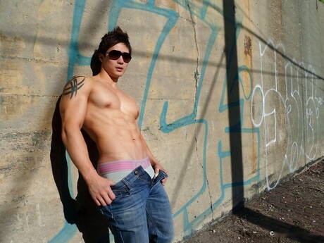 東洋の筋肉質なピーター・レが屋外で頑丈な体を披露