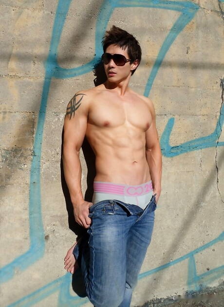 東洋の筋肉質なピーター・レが屋外で頑丈な体を披露