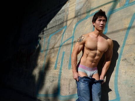 東洋の筋肉質なピーター・レが屋外で頑丈な体を披露