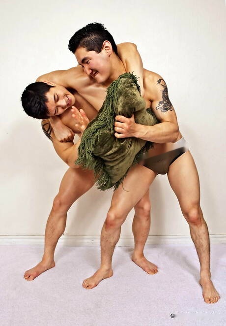 Hunk Jake Moore and oriental muscular Peter Le get naked and showing tight ass