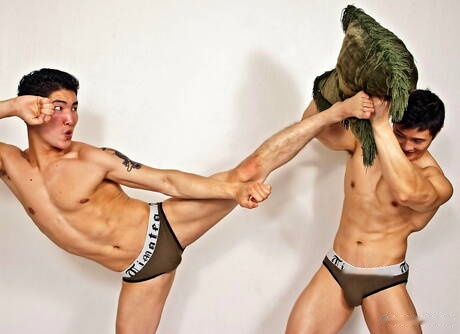 Hunk Jake Moore and oriental muscular Peter Le get naked and showing tight ass