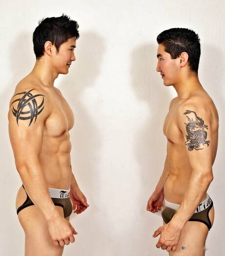 Hunk Jake Moore and oriental muscular Peter Le get naked and showing tight ass