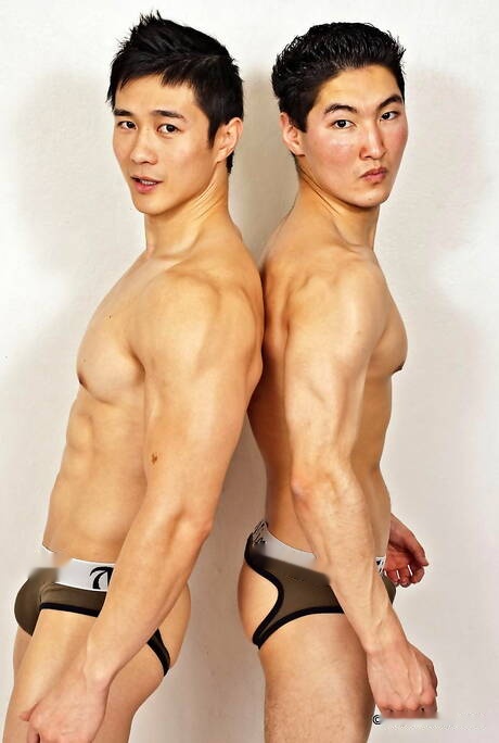 Hunk Jake Moore and oriental muscular Peter Le get naked and showing tight ass