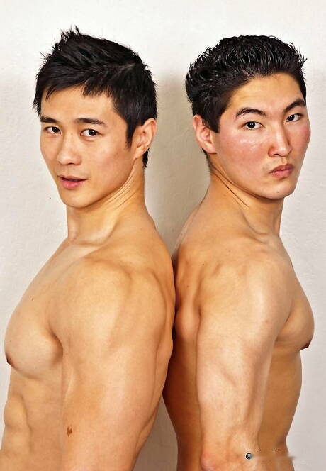 Hunk Jake Moore and oriental muscular Peter Le get naked and showing tight ass