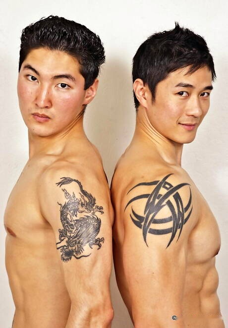 Hunk Jake Moore and oriental muscular Peter Le get naked and showing tight ass