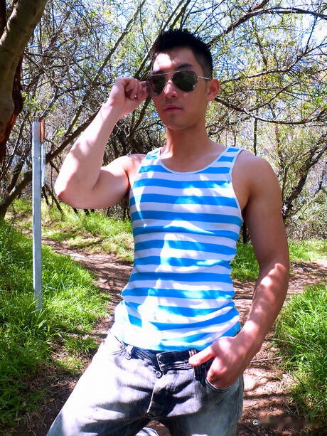 Il culturista orientale Eric East posa nudo e mostra il suo sedere all