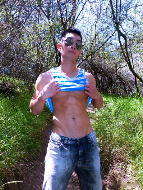 Il culturista orientale Eric East posa nudo e mostra il suo sedere all