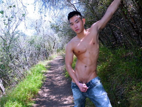 Il culturista orientale Eric East posa nudo e mostra il suo sedere all