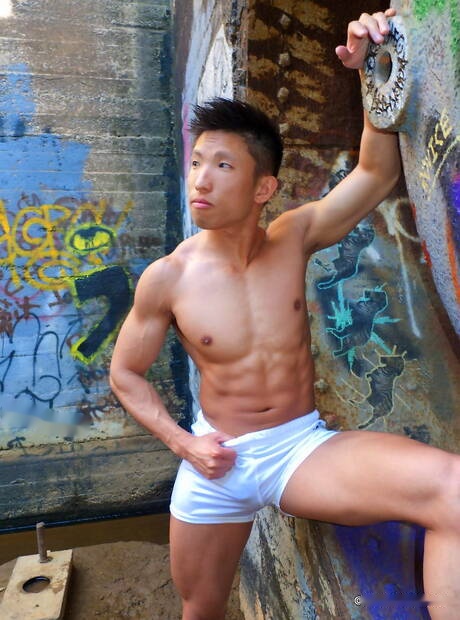 Asian muscular Jessie Lee get naked and showing his ass outdoor