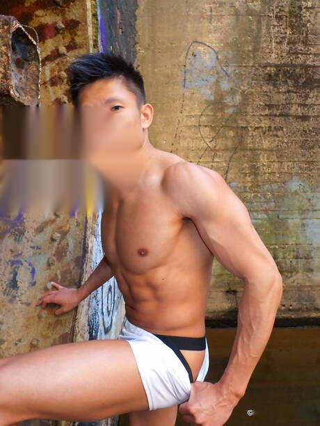 El musculoso asiático Jessie Lee se desnuda y muestra su culo al aire libre