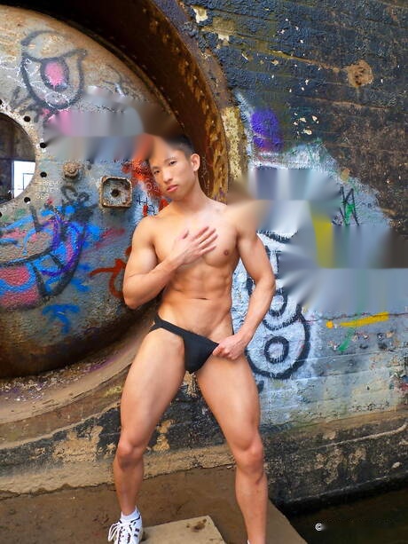 El musculoso asiático Jessie Lee se desnuda y muestra su culo al aire libre