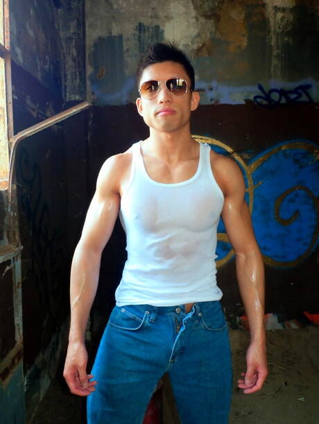 Asian bodybuilder Jessie Lee shows a perfect body