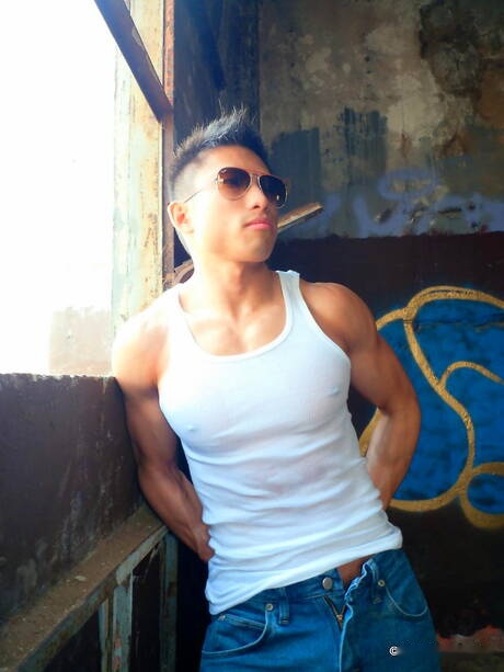 Asian bodybuilder Jessie Lee shows a perfect body