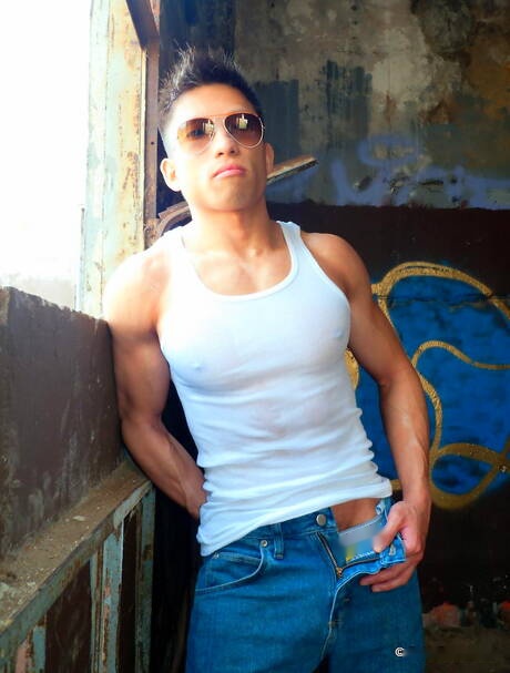 Asian bodybuilder Jessie Lee shows a perfect body