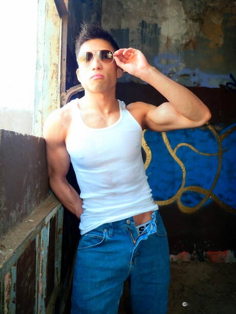 Asian bodybuilder Jessie Lee shows a perfect body